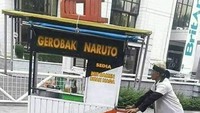 Tak berhasil berbisnis di desa Konoha, Naruto putuskan untuk hijrah. Dirinya kini menjajakan ramen gerobakan lengkap dengan buah naga. Foto: Twitter/@nocontextwarung