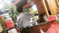 Bukan mengenakan kostum, penyamaran pedagang mie ayam ini terbongkar. Walkie talkie yang lupa disimpan dalam gerobak menimbulkan banyak pelanggan jadi berhati-hati sebelum membeli makanan di sini. Foto: Twitter/@nocontextwarung