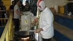 10 Potret Kocak SpiderMan Jual Sate hingga Kakashi Usaha Kerak Telor