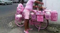 Menjual siomay pink, penjual ini begitu niat saat berjualan. Tidak hanya sepeda dan pancinya, pakaian dari atas kepala hingga ujung kakinya juga serba pink. Foto: Twitter/@nocontextwarung