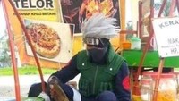 Tak hanya Naruto, Kakashi ternyata juga keluar dari desa Konoha untuk mengadu nasib. Jalani bisnis kuliner, Kakashi kini berjualan kerak telor. Foto: Twitter/@nocontextwarung