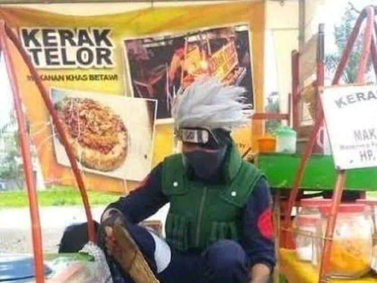10 Potret Kocak SpiderMan Jual Sate hingga Kakashi Usaha Kerak Telor