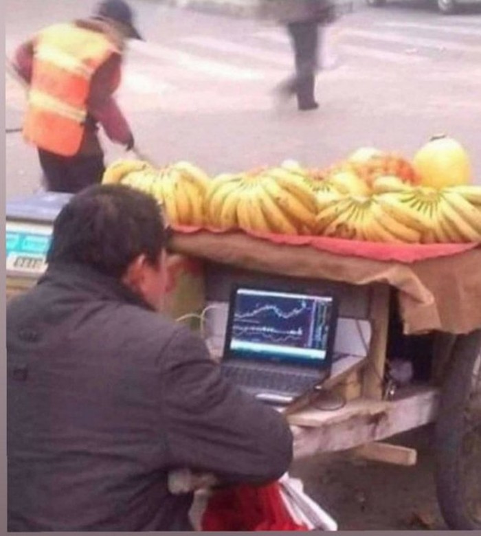 Gaya Penjual Aneh Penjual Makanan dengan Kostum Aneh