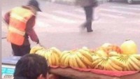 Menjadikan jualan buah sebagai usaha sampingan, trader saham ini menjual pisang dan berbagai buah lainnya. Saat menjajakan buahnya, ia tak lupa memerhatikan pergerakan grafik sahamnya. Foto: Twitter/@nocontextwarung