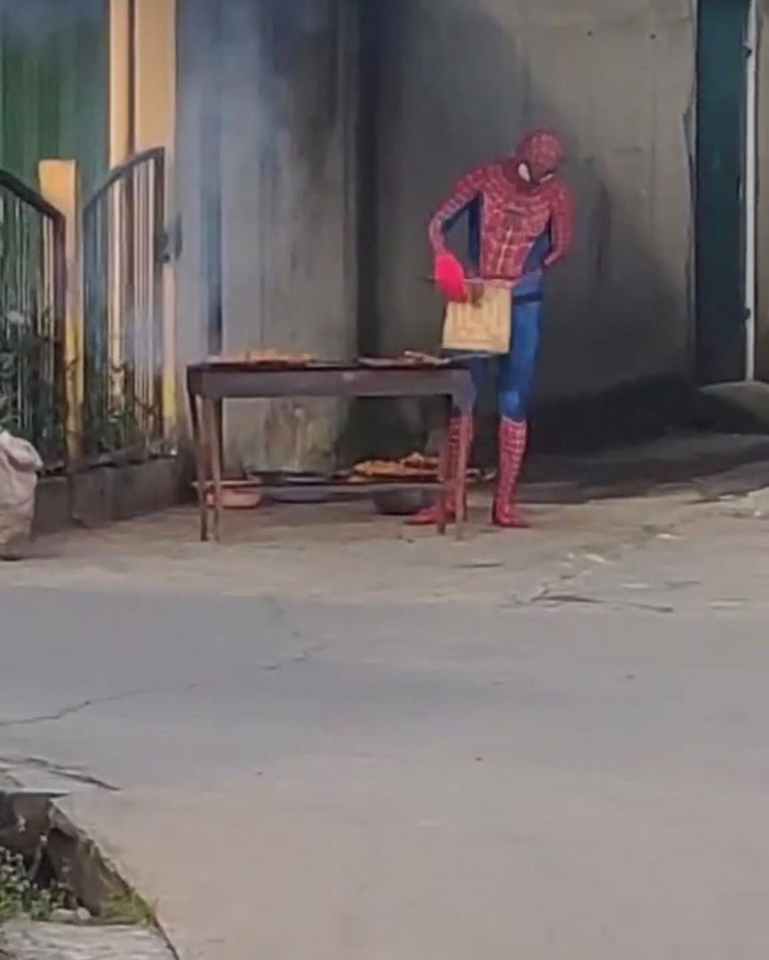 Gaya Penjual Aneh Penjual Makanan dengan Kostum Aneh
