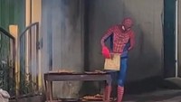 Setelah sukses dengan sekuel terbaru SpiderMan: No Way Home, ternyata SpiderMan punya bisnis sampingan. Cari penghasilan tambahan, SpiderMan ini tak lelah mengipas sate. Foto: Twitter/@nocontextwarung
