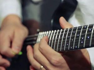 Di CES 2022 Samsung Bawa Gitar Pintar Dengan Panduan LED