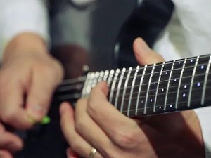 Chord Gitar Lagu Barat Tahun 1970-an (Father and Son, Heroes, Cherry Bomb)