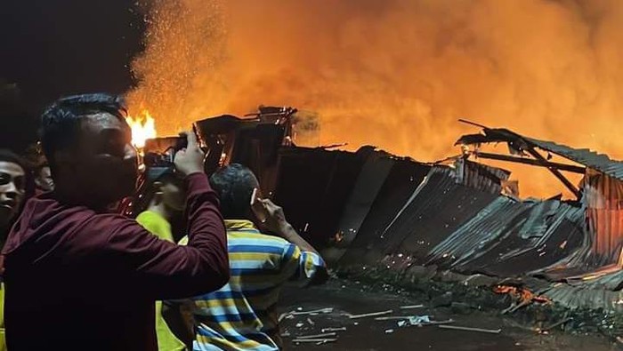 Gudang mebel di Manado terbakar diduga karena oknum polisi bakar petasan. (dok. Istimewa)