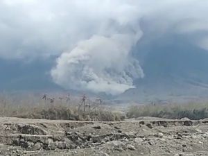 Gunung Semeru Semburkan Awan Panas Sejauh 5 Km