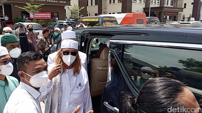 Habib Bahar bin Smith memenuhi panggilan Polda Jawa Barat, Senin (3/1/2022). Dia akan diperiksa berkaitan dengan kasus ujaran kebencian.