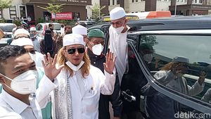 Bergamis Putih, Habib Bahar Penuhi Panggilan Polda Jabar