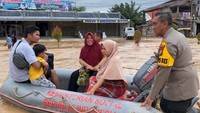 Rumah Terendam Banjir Saat Mau Melahirkan, Ibu di Riau Dievakuasi Polisi