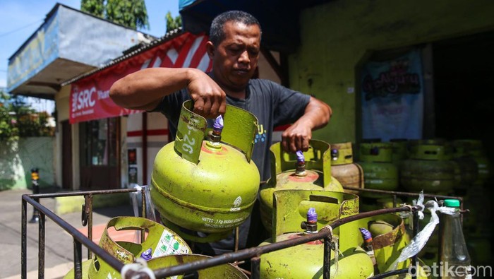 Pekerja tengah menurunkan gas LPG 3 Kilogram di kawasan Jakarta Selatan, Senin (3/1/2021). Skema distribusi Liquefied Petroleum Gas (LPG) 3 kilogram (kg) bersubsidi akan diubah oleh pemerintah mulai tahun ini. Perubahan ini dilakukan karena selama ini distribusi LPG 3 kg dinilai tidak tepat sasaran.