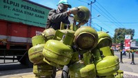 Selama ini banyak orang kelas menengah ke atas membeli tabung LPG 3 kg atau biasa disebut gas melon itu. Alhasil jutaan keluarga miskin tidak menerima komoditas bersubsidi tersebut.