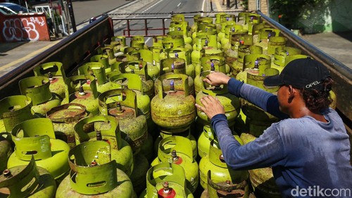 Pekerja tengah menurunkan gas LPG 3 Kilogram di kawasan Jakarta Selatan, Senin (3/1/2021). Skema distribusi Liquefied Petroleum Gas (LPG) 3 kilogram (kg) bersubsidi akan diubah oleh pemerintah mulai tahun ini. Perubahan ini dilakukan karena selama ini distribusi LPG 3 kg dinilai tidak tepat sasaran.