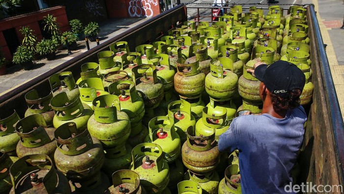Pekerja tengah menurunkan gas LPG 3 Kilogram di kawasan Jakarta Selatan, Senin (3/1/2021). Skema distribusi Liquefied Petroleum Gas (LPG) 3 kilogram (kg) bersubsidi akan diubah oleh pemerintah mulai tahun ini. Perubahan ini dilakukan karena selama ini distribusi LPG 3 kg dinilai tidak tepat sasaran.