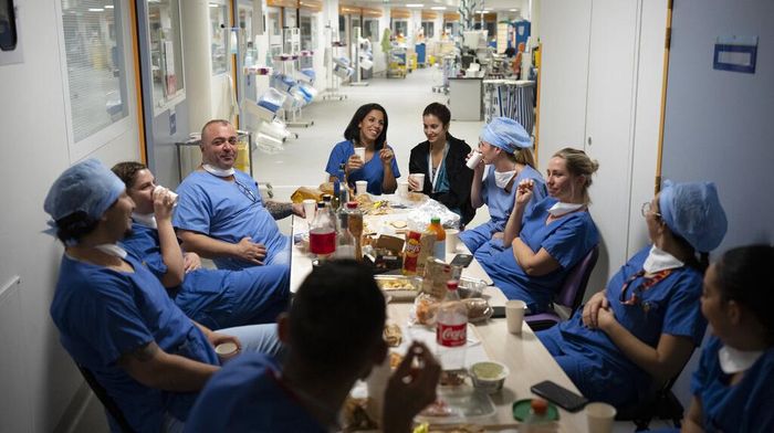 Perawat merayakan Tahun Baru bersama di unit perawatan intensif COVID-19 di rumah sakit la Timone di Marseille, Prancis selatan, Sabtu, 1 Januari 2022. (AP Photo/Daniel Cole)