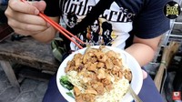Satu lagi mie ayam gerobakan enak. Namanya Mie Ayam Mas Yitno Cideng yang ada di Cideng, Gambir. Kabarnya mie ayam di sini bisa ludes dalam 4 jam saja. Harganya Rp 15 ribu sudah dapat bakso dan pangsit. Sambalnya yang pedas nikmat jadi favorit banyak orang. Foto: YouTube Cuzz Makan