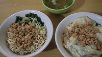 Mie ayam sederhana ini adalah favorit Nikita Mirzani. Mie Ayam Banyumas Senja ada di Jalan Binong Permai, Tangerang. Mulai dari Rp 14 ribuan, kamu bisa cicip mie ayam enak dengan limpahan topping ayam. Foto: Instagram cuzzmakan