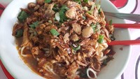 Di Jalan Wijayakusuma Raya, Depok I, kamu bisa mampir ke Mie Ayam Mang Oyo yang menunya unik. Ia menawarkan mie ayam kuah rendang yang gurih berempah. Harganya Rp 12 ribuan saja, namun pastikan datang tak terlalu siang karena bakal kehabisan. Foto: detikfood
