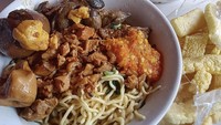 Mie ayam gerobakan di Pulo Mas, Jakarta Timur ini termasuk legendaris karena sudah ada sejak 1986. Mie Ayam Cak Kandar Arema menawarkan mie ayam seharga Rp 20 ribuan per porsi. Pilihan toppingnya ada ati ampela, ceker, telur, dan bakso. Foto: Instagram kulinerjabodetabek