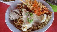 Mie Uleg Rio disukai pencinta pedas karena menggunakan cabe rawit uleg. Kamu bisa request jumlah cabenya, hingga 30 buah! Harganya mulai dari Rp 15 ribuan per porsi. Gerainya ada di Jalan Seulawah Raya, Jakarta Timur. Foto: detikfood
