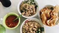 Mie ayam gerobakan pedas dan nikmat bisa kamu cicipi di Mie Ayam Cabe Ulek Pak Radi. Lokasinya di Jalan Pulo Mas Barat V, Pulo Gadung. Terdapat topping pangsit goreng dan bakso yang bikin rasanya makin enak. Foto: Instagram spot.kuliner