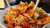 Di Jalan Loji Raya, Cibarusah, Bekasi, ada mie ayam enak yang porsinya melimpah. Bernama Mie Ayam Podomoro Pakde Timbul, harga seporsi mie ayam di sini mulai dari Rp 16 ribuan. Foto: Instagram kuliner_bekasi