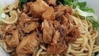 Jadi legenda di Tebet, inilah Mie Ayam Bakso Yunus yang amat terkenal. Gerainya ada di samping pasar Tebet Barat. Mie ayam favorit Krisdayanti ini dibanderol mulai dari Rp 17 ribuan. Foto: Instagram sundaymondayfoodie