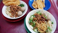 Mie ayam gerobakan enak selanjutnya ada di Menteng. Bernama Mie Bloon, tempat makan di Jalan Gereja Theresia ini selalu laris diantre. Harga mie ayam baksonya sekitar Rp 20 ribu. Terdapat juga topping pangsit rebus. Foto: detikfood