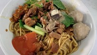 Mie Ayam Pak Gepeng adalah mie ayam gerobakan yang ada di perumahan elit Pondok Indah. Lokasi tepatnya di Jalan Pondok Pinang Timur Nomor 3. Harganya mulai dari Rp 15 ribuan saja dengan topping ayam yang melimpah. Foto: Instagram nusantara.kulinerrr