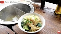 Mie ayam gerobakan selanjutnya ada di Pasar Kembang Cikini. Bernama Mie Ayam Pak Kumis, mie ayam di sini dijajakan mulai pukul 5 pagi. Harga mie ayam komplet di sini hanya Rp 13 ribu! Foto: YouTube Cuzz Makan
