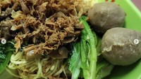 Mie Ayam Bang Alip juga bisa kamu sambangi di Jalan Jomas Nomor 33, Meruya Utara. Mie ayam gerobakan di sini dibanderol mulai dari Rp 15 ribuan dengan isian ayam cincang, sawi, dan tauge. Foto: Instagram ayo_makanmakan