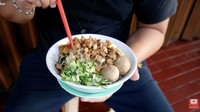 Mie ayam gerobakan selanjutnya ada di Kelapa Gading, tepatnya di seberang Al Azhar. Porsinya besar dan harganya murah. Namanya Mie Ayam Mas Pendek yang membanderol menunya seharga Rp 16 ribu untuk varian komplet. Foto: YouTube Cuzz Makan