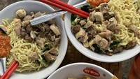 Mie ayam jamur gerobakan yang enak juga dijajakan Mie Ayam Mas No. Lokasinya di Jalan Kerinci Raya No. 22, Kebayoran Baru. Banyak pengunjung rela antre demi cicip mie ayam khas Wonogiri ini. Harganya Rp 20 ribu sudah komplet dengan ceker! Foto: Instagram s.afiras