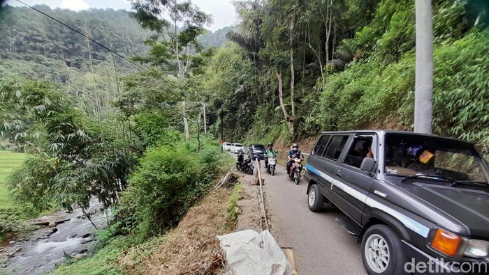Jalan amblas di kawasan wisata Citengah, Kecamatan Sumedang Selatan, Kabupaten Sumedang.