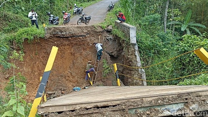 jembatan putus di trenggalek