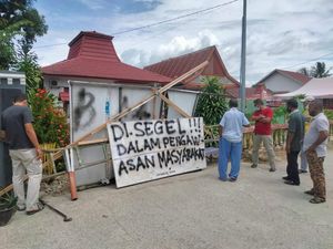 Kades Pecat Staf, Kantor Desa Disegel Warga