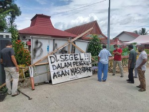 Kades Pecat Staf, Kantor Desa Disegel Warga