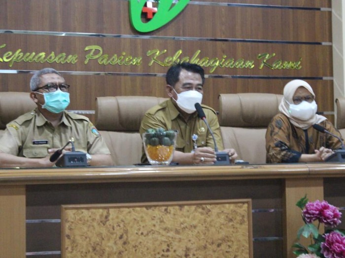 Ketua Komda KIPI Kabupaten Jombang dr Suwarsih SpA (paling kanan), Direktur RSUD Jombang (paling kiri)