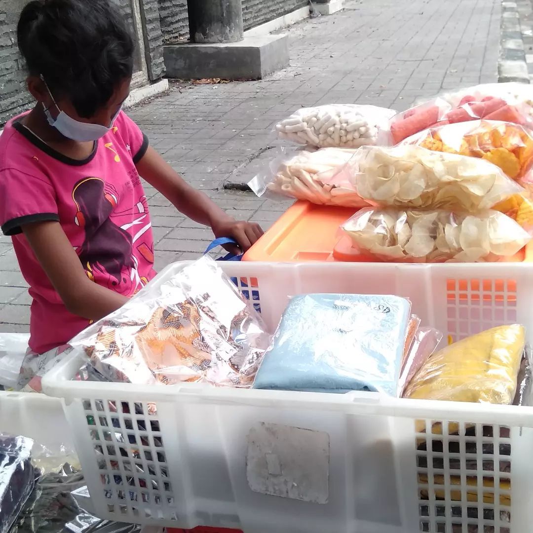 Kisah Bocah 6 SD Jualan Keripik demi Obati Sang Ibu