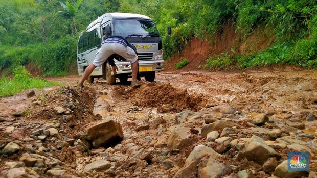 Warga Cianjur, Jawa Barat selama berpuluh-puluh tahun harus melewati jalan berbatu dan berlumpur, tak layak disebut sebagai jalan. Kawasan ini padahal hanya 70 km dari pusat kota Bandung ibu kota provinsi dan 200 km dari ibu kota Jakarta.Jalur Tanggeung - Padasuka/Cipelah, Cianjur sepanjang 33 km saat musim hujan makin sulit dilewati kendaraan roda empat maupun sepeda motor. Jalur ini bak 'neraka' bagi yang melintasinya, sangat licin untuk dilalui sehingga membahayakan pengendara dan penumpang angkutan umum.Alex salah satu sopir mobil angkutan umum Elf Ciwidey-Padasuka harus berjibaku dua kali sehari melintasi 'jalur neraka' ini. Para sopir dan kernek menggunakan sekam padi untuk menjadi alas ban mobil agar bisa melewati jalan ini.Negara sudah saatnya hadir di wilayah ini sebab sudah 76 tahun Indonesia merdeka masih ada jalan yang tak layak semacam ini.  Jalur Tanggeung - Padasuka/Cipelah memang sudah masuk dalam program Pemprov Jabar melalui Jalur Tengah Selatan (JTS) tapi masih menunggu realisasi yang tak kunjung datang.Pemprov Jabar memang  sedang memprioritaskan pembangunan JTS sepanjang 357 km yang melewati kawasan pegunungan dan hutan di Jabar. Proyek ini merupakan perbaikan jalan dan pembangunan jalan baru provinsi yang menghubungkan Sukabumi bagian tengah hingga Ciamis.Rencananya, pembangunan akan terbagi menjadi beberapa sesi. Sesi pertama akan dibangun Jalan Horisontal Tengah Jawa Barat Selatan yakni dari wilayah Lengkong - Sagaranten (23,20 km), kemudian Sagaranten - Tanggeung (37,55 km), disambung Tanggeung - Padasuka/Cipelah (33,79 km), hingga Padasuka/Cipelah - Rancabali (16,84 km), total fase ini 111,38 km.Selanjutnya kawasan Ciwidey - Pangalengan (22,12 km), lalu Pangalengan - Cikajang (53,48 km), disambung Cikajang - Bantarkalong (68,54 km), kemudian Bantarkalong - Kertahayu (101,48 km), hingga total sepanjang 245,62 km.(CNBC Indonesia/ Suhendra)