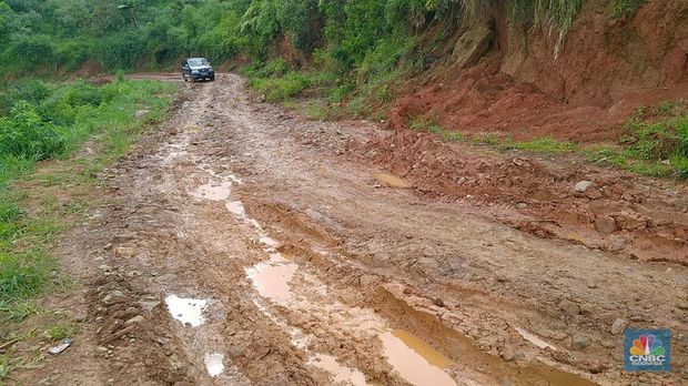 Warga Cianjur, Jawa Barat selama berpuluh-puluh tahun harus melewati jalan berbatu dan berlumpur, tak layak disebut sebagai jalan. Kawasan ini padahal hanya 70 km dari pusat kota Bandung ibu kota provinsi dan 200 km dari ibu kota Jakarta.Jalur Tanggeung - Padasuka/Cipelah, Cianjur sepanjang 33 km saat musim hujan makin sulit dilewati kendaraan roda empat maupun sepeda motor. Jalur ini bak 'neraka' bagi yang melintasinya, sangat licin untuk dilalui sehingga membahayakan pengendara dan penumpang angkutan umum.Alex salah satu sopir mobil angkutan umum Elf Ciwidey-Padasuka harus berjibaku dua kali sehari melintasi 'jalur neraka' ini. Para sopir dan kernek menggunakan sekam padi untuk menjadi alas ban mobil agar bisa melewati jalan ini.Negara sudah saatnya hadir di wilayah ini sebab sudah 76 tahun Indonesia merdeka masih ada jalan yang tak layak semacam ini.  Jalur Tanggeung - Padasuka/Cipelah memang sudah masuk dalam program Pemprov Jabar melalui Jalur Tengah Selatan (JTS) tapi masih menunggu realisasi yang tak kunjung datang.Pemprov Jabar memang  sedang memprioritaskan pembangunan JTS sepanjang 357 km yang melewati kawasan pegunungan dan hutan di Jabar. Proyek ini merupakan perbaikan jalan dan pembangunan jalan baru provinsi yang menghubungkan Sukabumi bagian tengah hingga Ciamis.Rencananya, pembangunan akan terbagi menjadi beberapa sesi. Sesi pertama akan dibangun Jalan Horisontal Tengah Jawa Barat Selatan yakni dari wilayah Lengkong - Sagaranten (23,20 km), kemudian Sagaranten - Tanggeung (37,55 km), disambung Tanggeung - Padasuka/Cipelah (33,79 km), hingga Padasuka/Cipelah - Rancabali (16,84 km), total fase ini 111,38 km.Selanjutnya kawasan Ciwidey - Pangalengan (22,12 km), lalu Pangalengan - Cikajang (53,48 km), disambung Cikajang - Bantarkalong (68,54 km), kemudian Bantarkalong - Kertahayu (101,48 km), hingga total sepanjang 245,62 km.(CNBC Indonesia/ Suhendra)