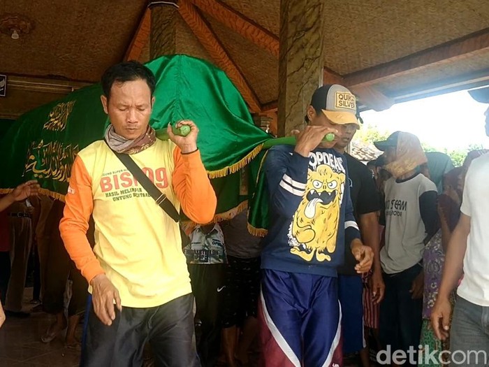 Korban tenggelam di Sungai Polaga, Pemalang, dibawa ke rumah duka, Senin (3/1/2022).
