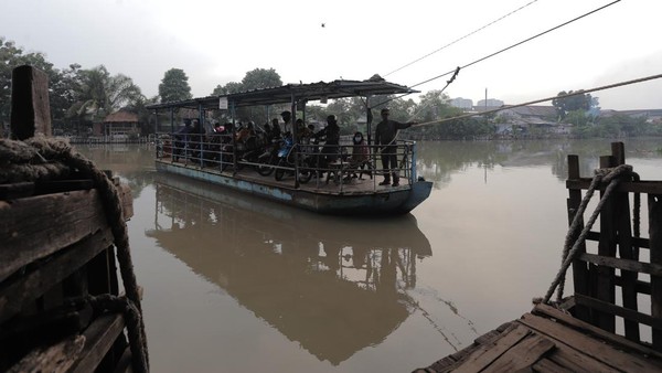 Liburan Usai, Perahu Penyebrangan Sungai Brantas Ramai Lagi