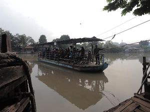 Liburan Usai, Perahu Penyebrangan Sungai Brantas Ramai Lagi