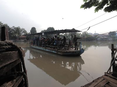 Liburan Usai, Perahu Penyebrangan Sungai Brantas Ramai Lagi