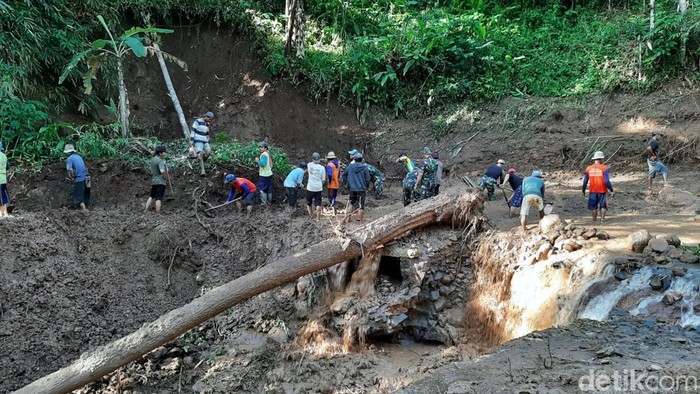 Jembatan antardusun di Kediri putus diterjang banjir bandang. Dengan putusnya jembatan tersebut, ada 42 KK yang terisolir.