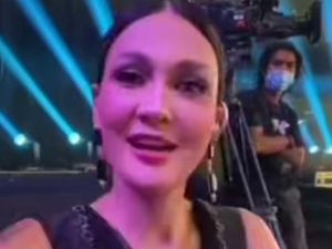 Luna Maya Tersipu Malu Kepergok Lihat Aksi Panggung Ariel NOAH